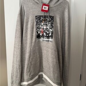 Jordan Men’s Gray Basketball Last Shot Graphic Hoodie
